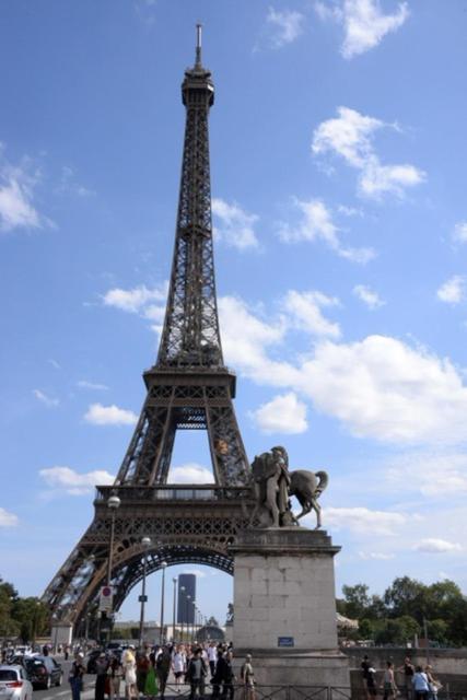 Appartamento Eiffel Edge Escape 30 M From Eiffel Tower Parigi Esterno foto